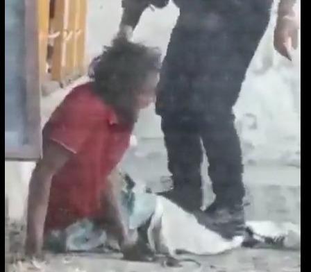 Video: Policías golpean brutalmente a hombre que pide dinero en la calle