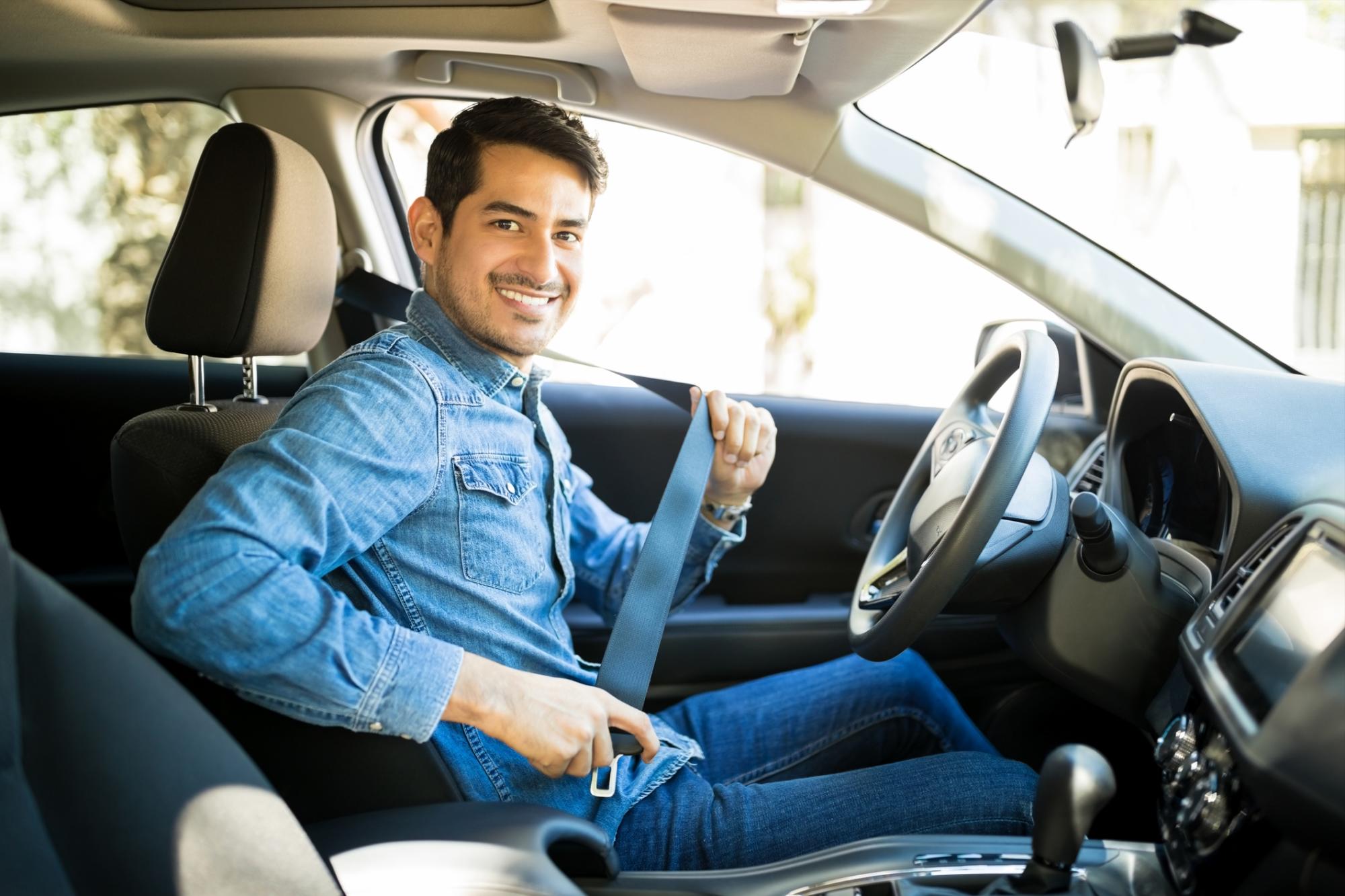 Una vez te ubiques en el asiento del conductor, mantente atento, ajusta los espejos, ponte el cinturón de seguridad y ten en cuenta las normas de circulación.
