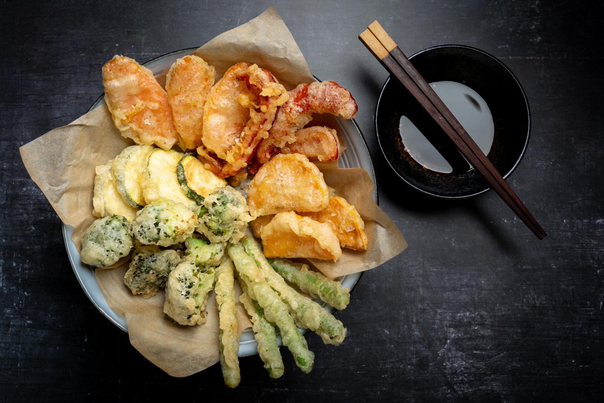 El tempura se hace con una masa ligera con harina, huevo y agua fría.
