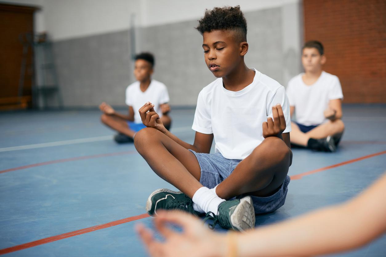 Los expertos recomiendan el aprendizaje y práctica de ejercicios de respiración e imaginación para que los menores traten de controlar su estrés.