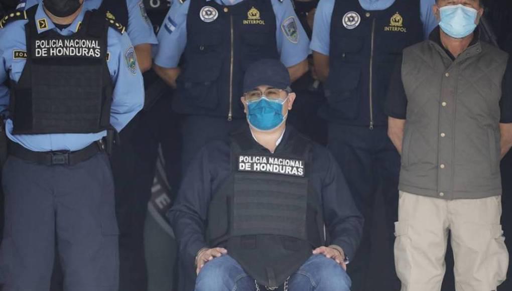 Juan Orlando Hernández fue arrestado por las autoridades hondureñas el pasado 15 de febrero de 2022 luego de que la Cancillería hondureña recibiera una solicitud de extradición por parte de Estados Unidos.
