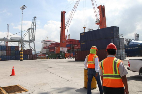 La Operadora Portuaria Centroamericana (OPC) mantiene en vigencia los recargos y, por ahora, no planea suspenderlos, a pesar de la emergencia. Los ejecutivos argumentan que la medida es necesaria para que los importadores retiren los contenedores.