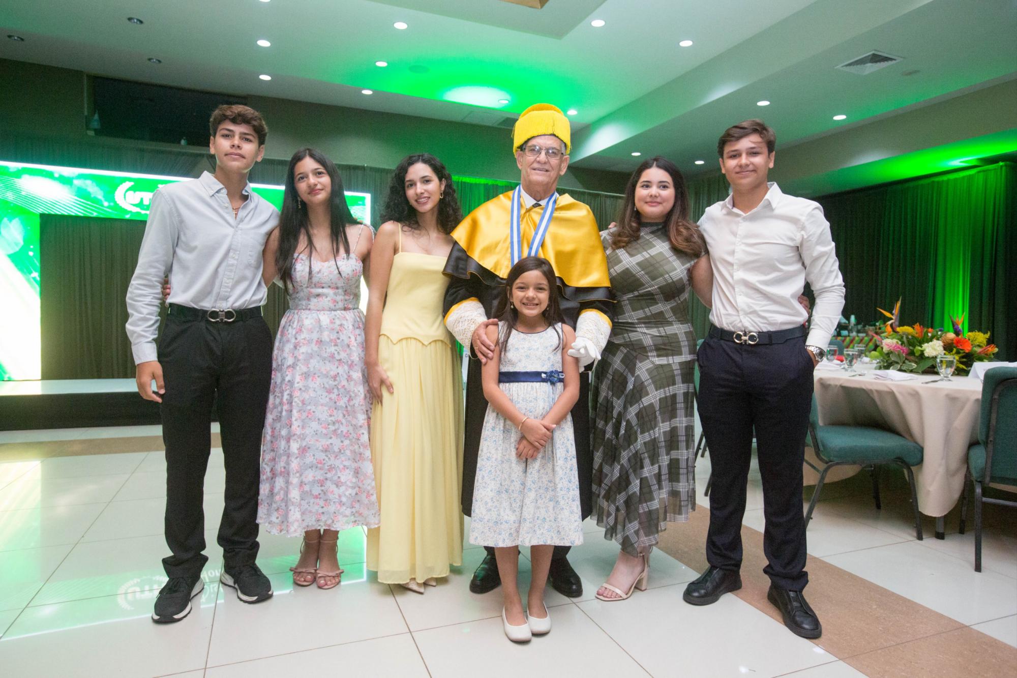 Fotos: UTH reconoce la trayectoria de Juan Bendeck con doctorado honorífico