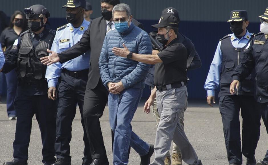 Juan Orlando Hernández siendo extraditado hacia Estados Unidos.