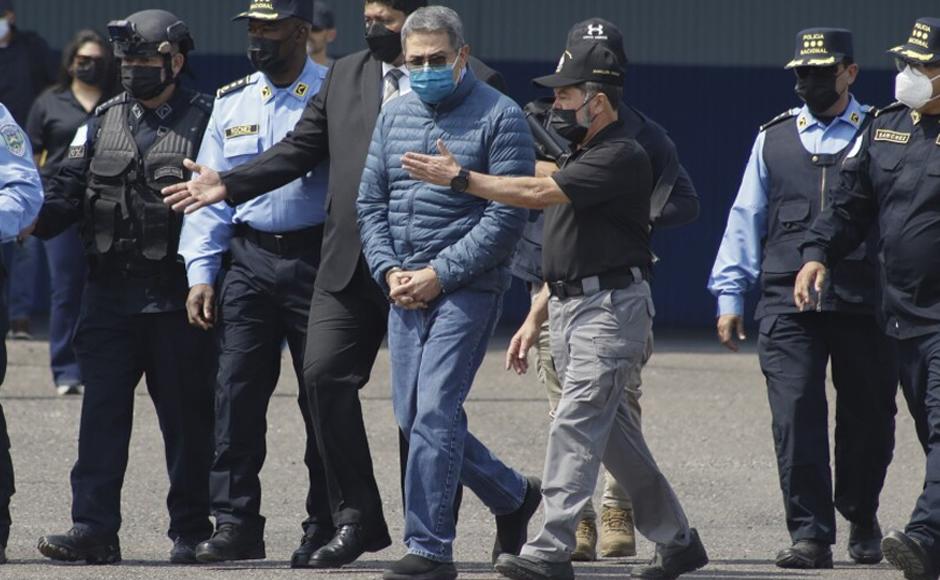 Juan Orlando Hernández al momento de ser entregado a agentes de la DEA para su extradición.