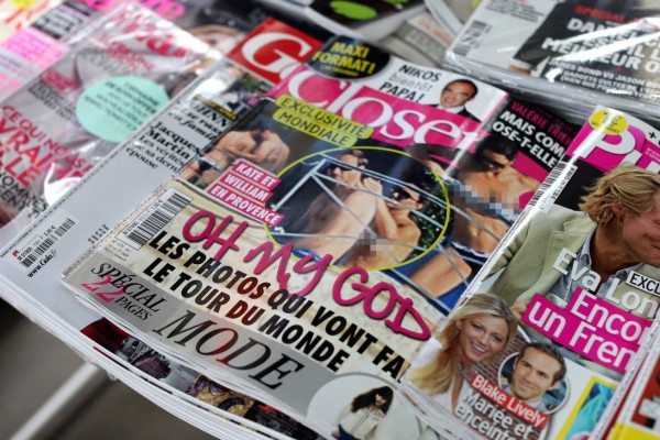 (FILES) In this file photograph taken on September 14, 2012, copies of French celebrity magazine Closer, which published topless pictures of Prince William's wife Kate Middleton, Duchess of Cambridge, taken while the pair were on holiday in France on September 5, are displayed at a news stand in Paris. Yhe Court of Appeal of Versailles must return on September 19, 2018, to its decision in the case between Kate Middleton to the French magazine Closer, for photos published in 2012 on which she appeared topless. / AFP PHOTO / THOMAS SAMSON