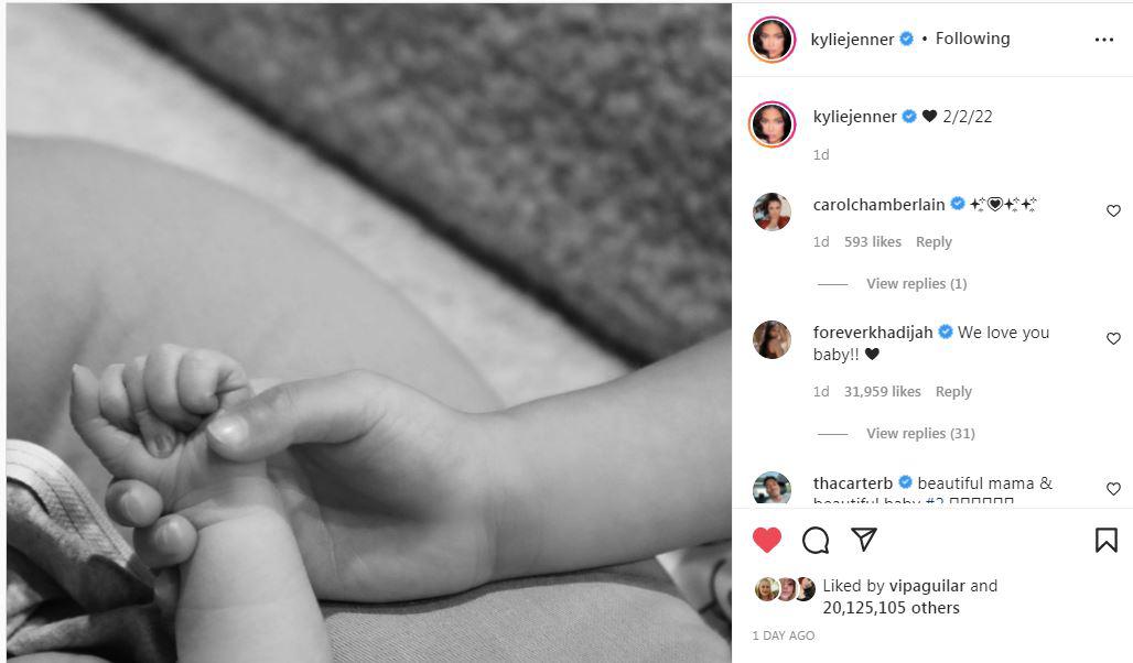 La foto con la que Kylie confirmó el nacimiento de su segundo hijo.
