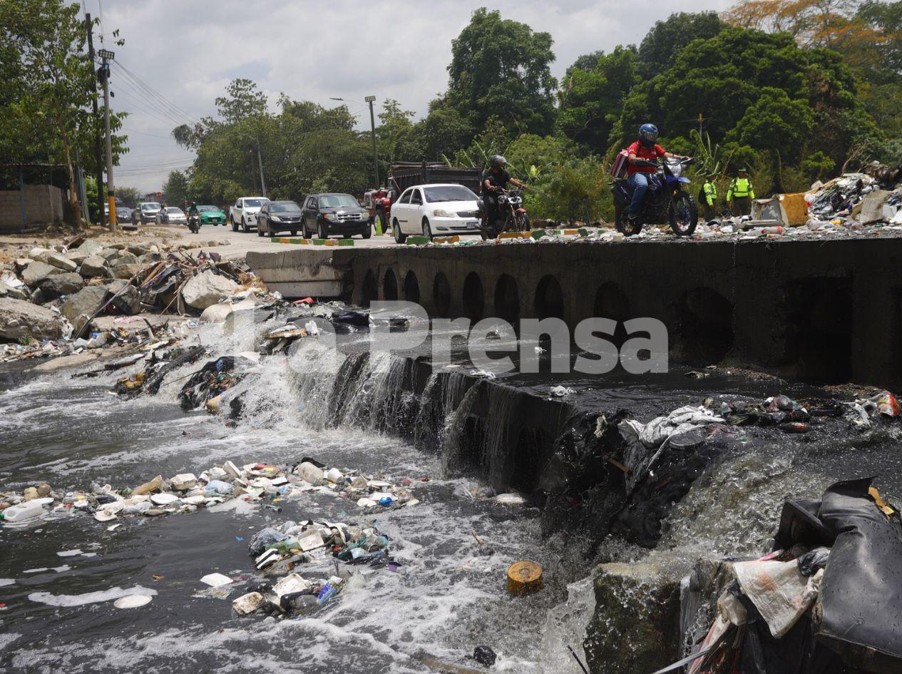 Tras denuncia de LA PRENSA: retiran toneladas de basura acumuladas en ríos y canales de SPS
