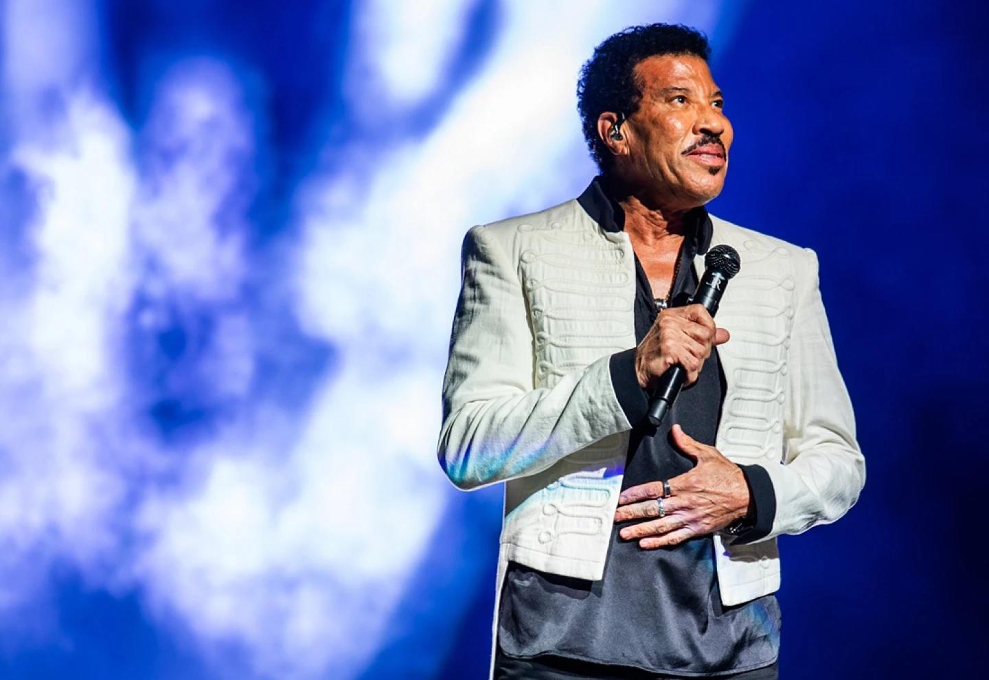 Lionel Richie sale del hospital tras estar ingresado en UCI