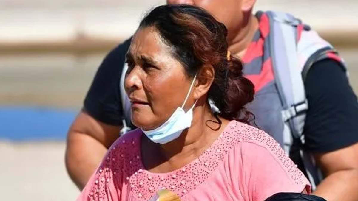 Gladys Martínez, fotografiada con una camiseta rosa, dice que vino a Estados Unidos para escapar de la violencia en Honduras, donde mataron a su hija.