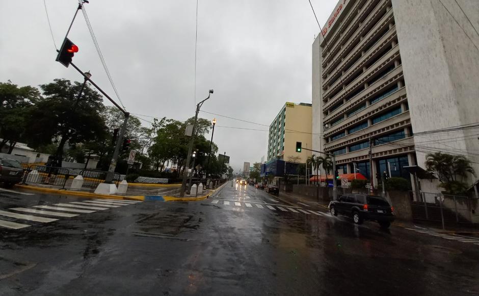 Con clima fresco y lluvias amaneció este miércoles la ciudad de San Pedro Sula.