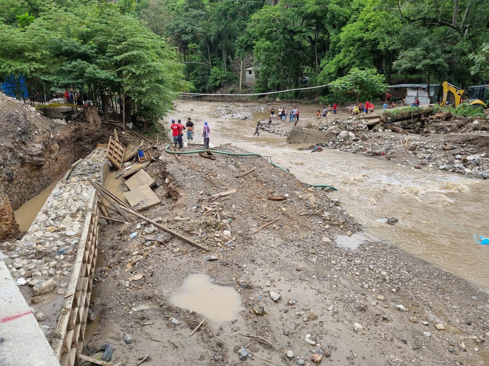 Las lluvias del miércoles destruyeron puentes en el municipio de Villanueva, dejando incomunicadas a 600 familias de cinco aldeas en el sector El Calán. Fotos y video: Franklin Muñoz