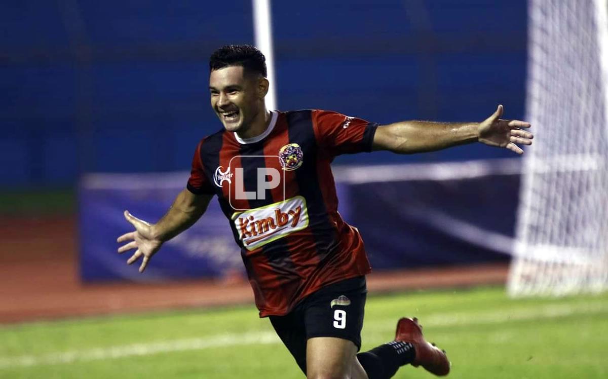 Bonifacio Roa celebrando su gol que dio la victoria y clasificación al Lone FC.