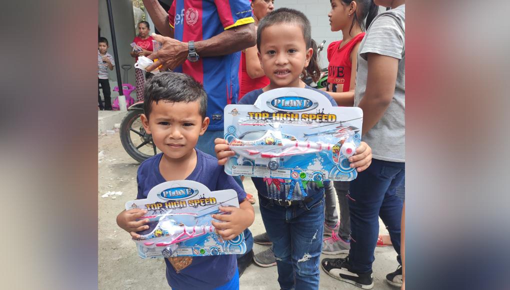 Agencia La Mundial entregó divertidos juguetes a los niños en la comunidad de San José del Boquerón, sector El Ocotillo.