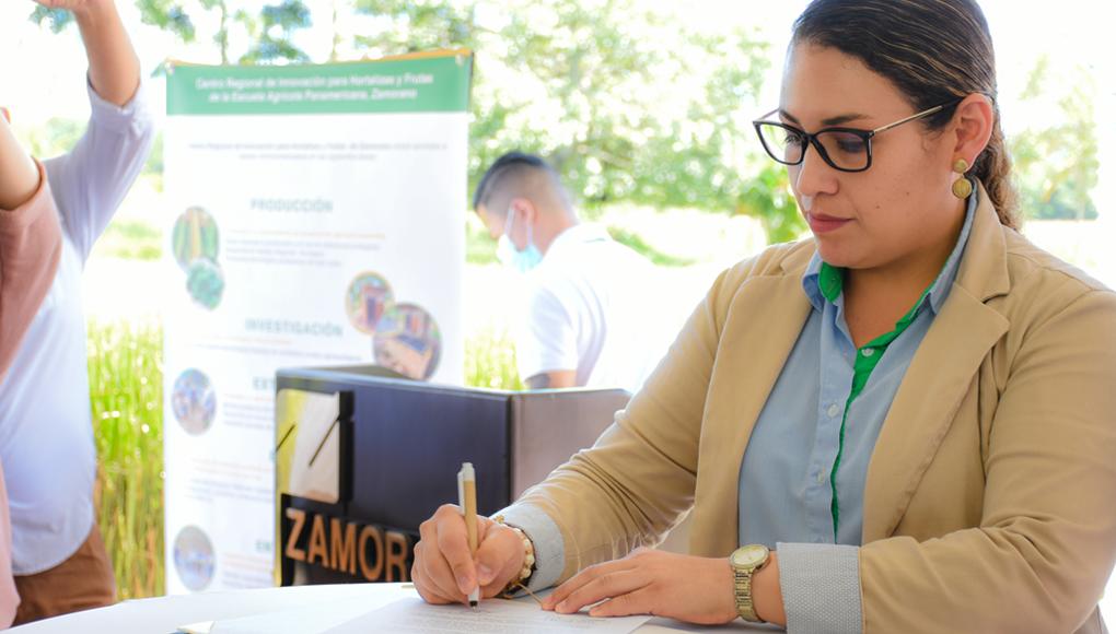 Celia Trejo, directora del Departamento de Ciencia y Producción Agropecuaria de Zamorano, al momento de firmar el convenio.