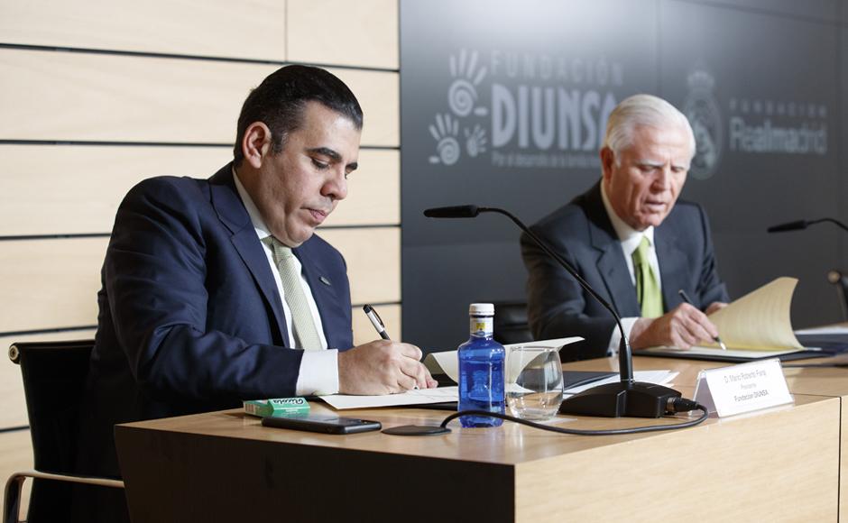 Firma de convenio entre la Fundación Real Madrid y la Fundación Diunsa.
