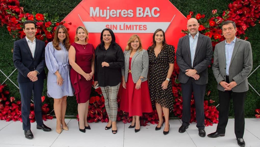 Vicepresidentes de BAC Honduras durante el lanzamiento del programa ¡Mujeres BAC, sin límites!