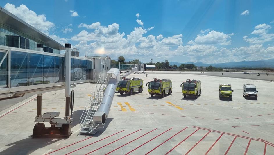 Equipos de seguridad de la nueva terminal aérea de Honduras, próxima a inaugurar operaciones con un primer vuelo. Fotos cortesía Aeropuerto Internacional de Palmerola.