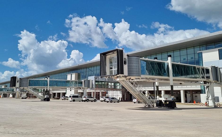 El Aeropuerto Internacional de Palmerola, en Comayagua, es una terminal de pasajeros de casi 40,000 metros cuadrados, con capacidad para recibir en plataforma hasta 13 aeronaves simultáneamente.
