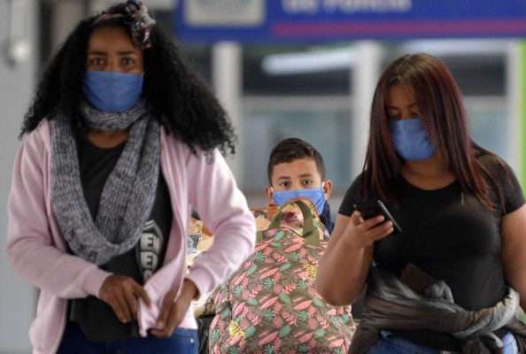 $!Handmade face masks are pictured at a workshop in Burgos, northen Spain, on March 24, 2020, amid concerns of the COVID-19 coronavirus outbreak. - Another 514 people have died in Spain over the past 24 hours, raising the death toll to 2,696, as the number of infections surged towards 40,000, the government said. (Photo by CESAR MANSO / AFP)