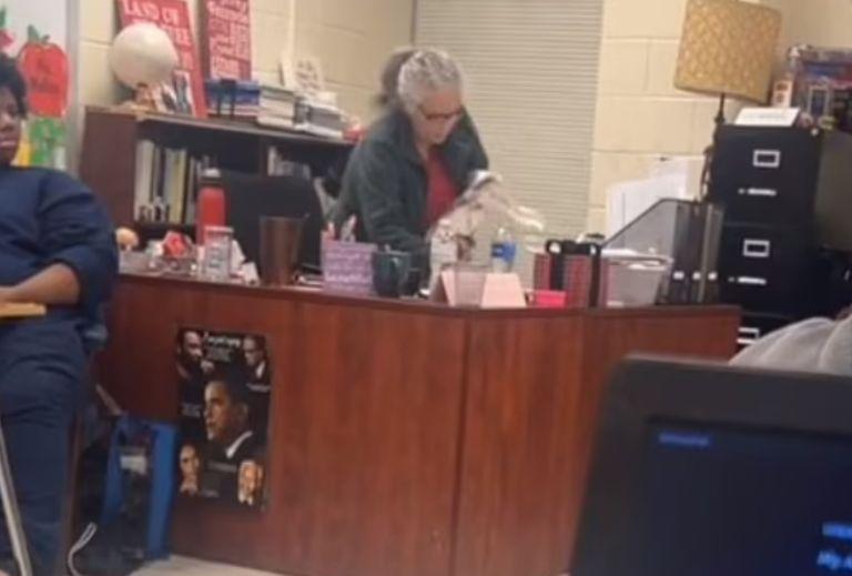 Video: Maestra renuncia a su trabajo porque sus alumnos la maltratan