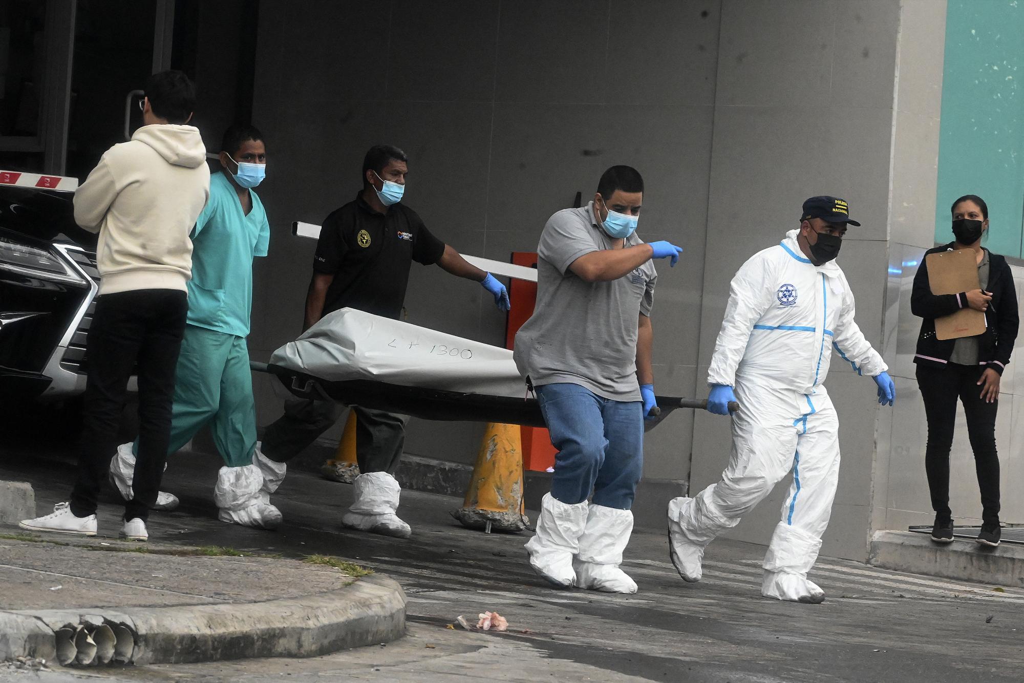 Elementos de Investigación Criminal y Policía Nacional trasladan un cadáver en la escena del crimen donde Said Lobo Bonilla, hijo del expresidente hondureño Porfirio Lobo Sosa (2010-2014), fue asesinado en Tegucigalpa este jueves 14 de julio de 2022.