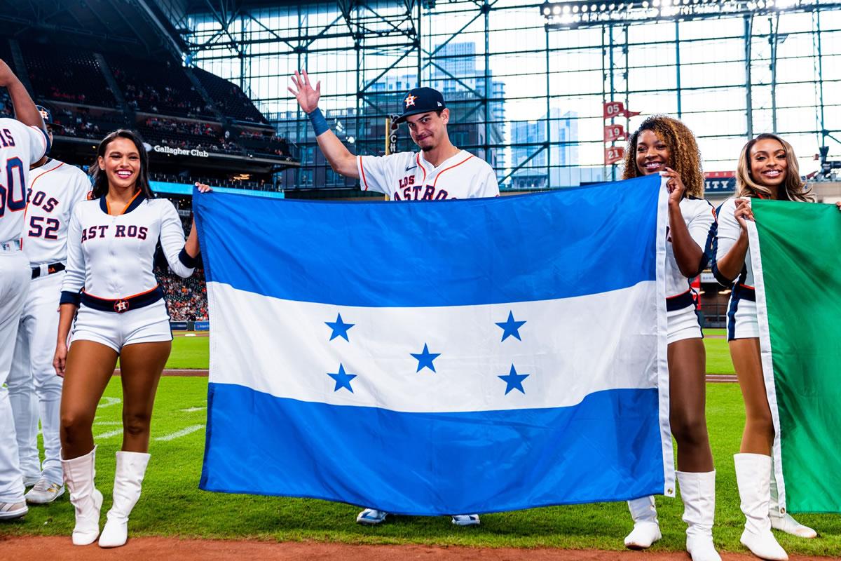 Mauricio Dubón lleva en alto el nombre de Honduras en el béisbol de las Grandes Ligass.