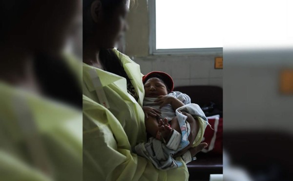 La madre de la bebé llega a la sala de hospitalización neonatal para alimentar a la niña en las horas indicadas.