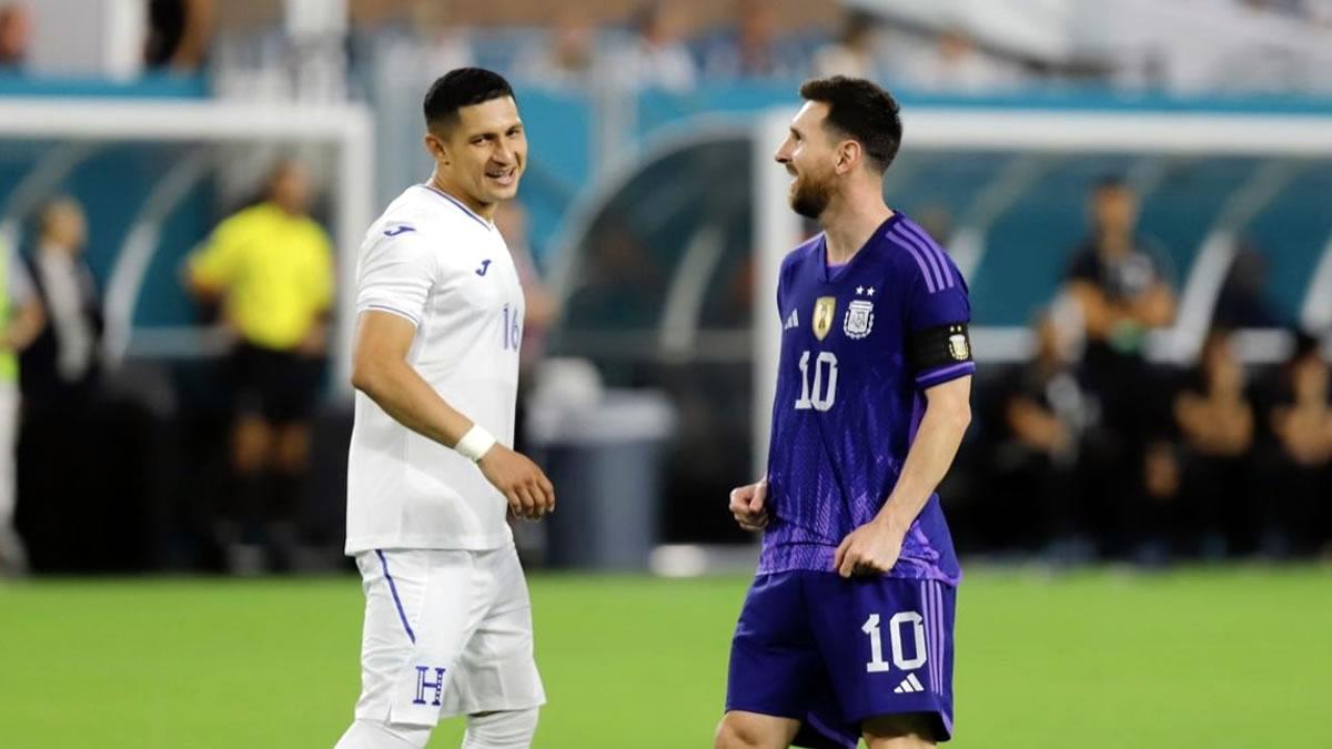 Héctor Castellanos y Lionel Messi charlaron en los primeros minutos del partido.