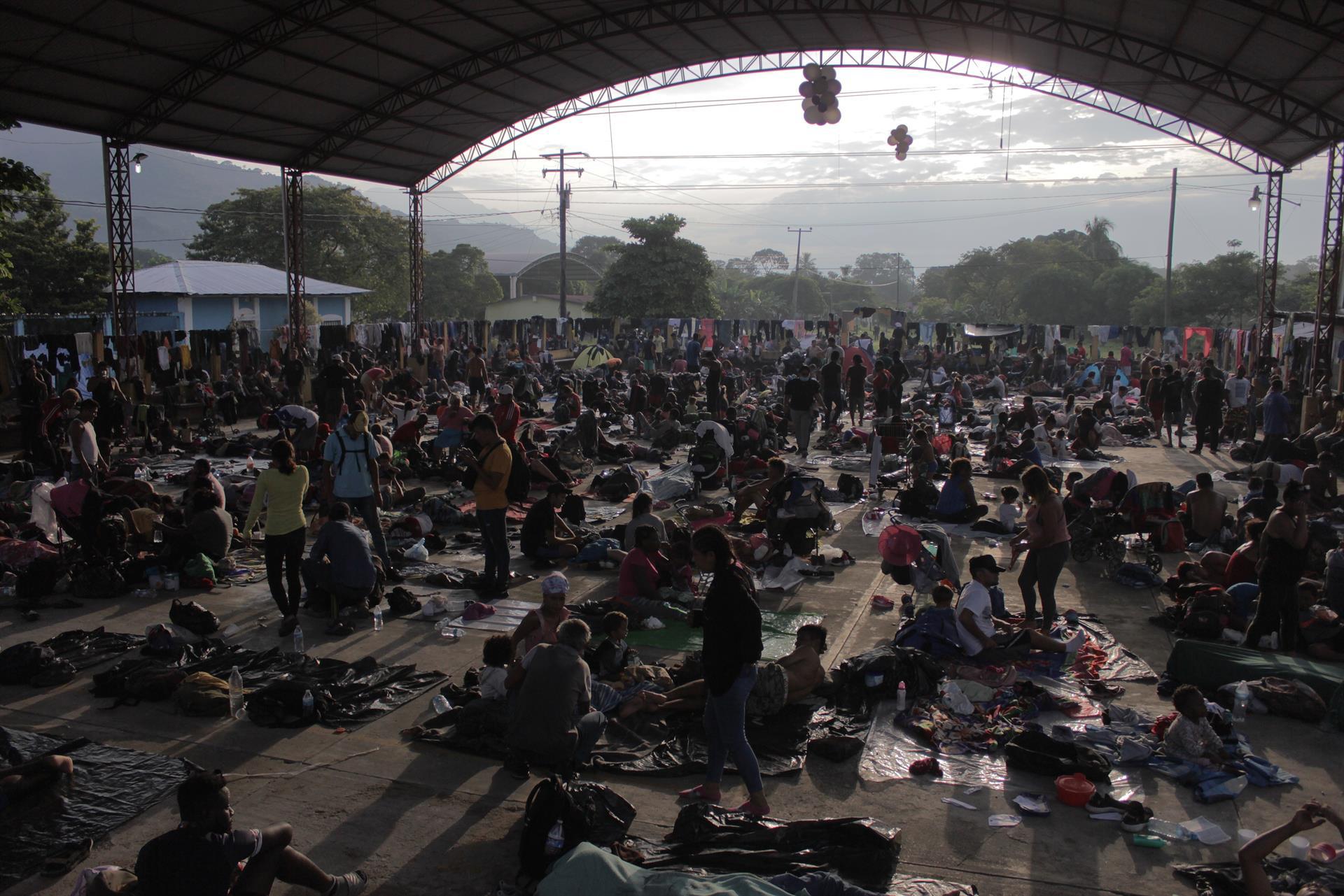 Migrantes centroamericanos toman un descanso este sábado.
