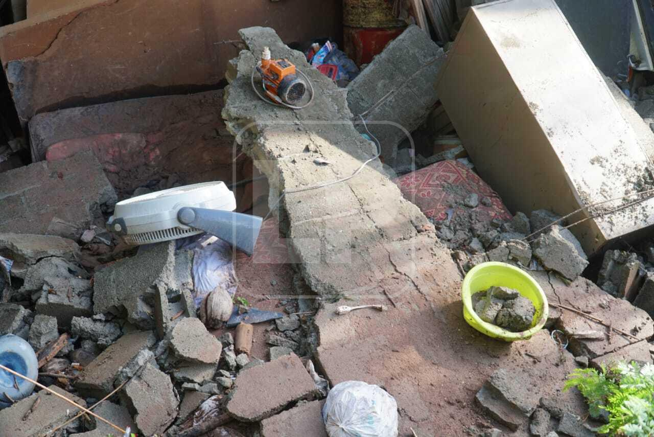 Escombros del muro colapsado por las lluvias en una vivienda de Villanueva, Cortés. En el hecho fallecieron dos menores.