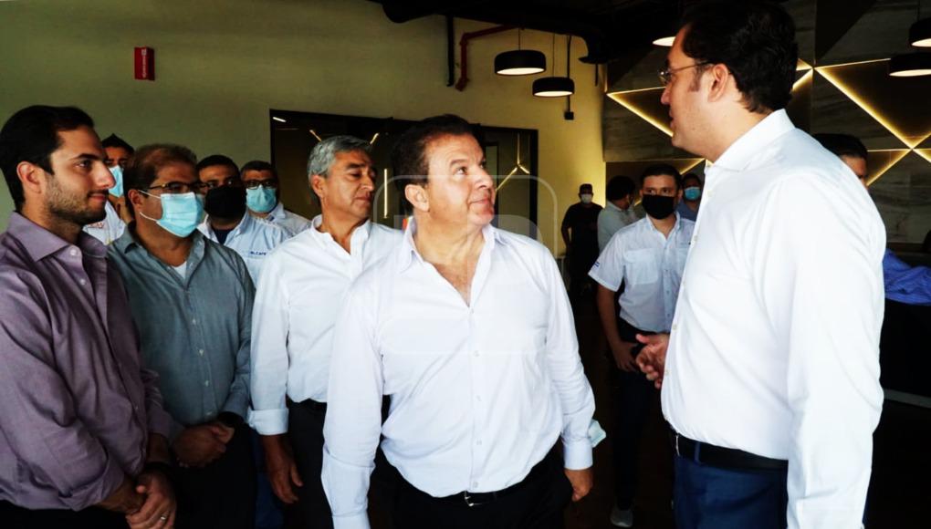 Héctor Zelaya, representante del Gobierno de Honduras, saluda a empresarios hondureños y visitantes de la firma estadounidense.