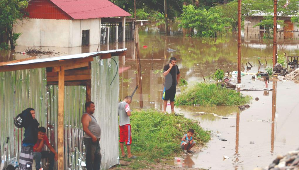 Pobladores claman por ayuda urgente luego de que las embravecidas aguas llegaran hasta sus casas. Copeco informó que monitoreos hidrológicos muestran crecida mayor que las de antes.