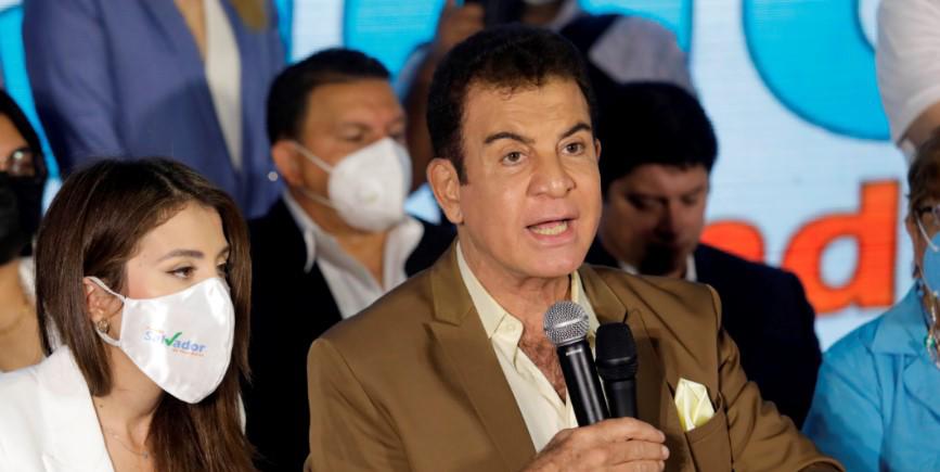 Fotografía cedida por el Partido Salvador de Honduras que muestra al candidato presidencial Salvador Nasralla durante un evento político el 20 de septiembre de 2021, en Tegucigalpa (Honduras).