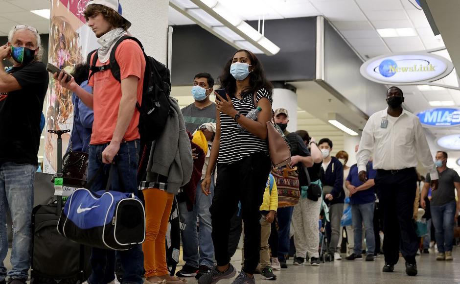 En Estados Unidos más de 2,000 vuelos fueron cancelados durante el fin de semana debido a que las aerolíneas lidiaron con un aumento en los casos debido a la variante ómicron.