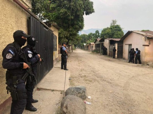 Agentes hondureños durante un operativo en busca de criminales.