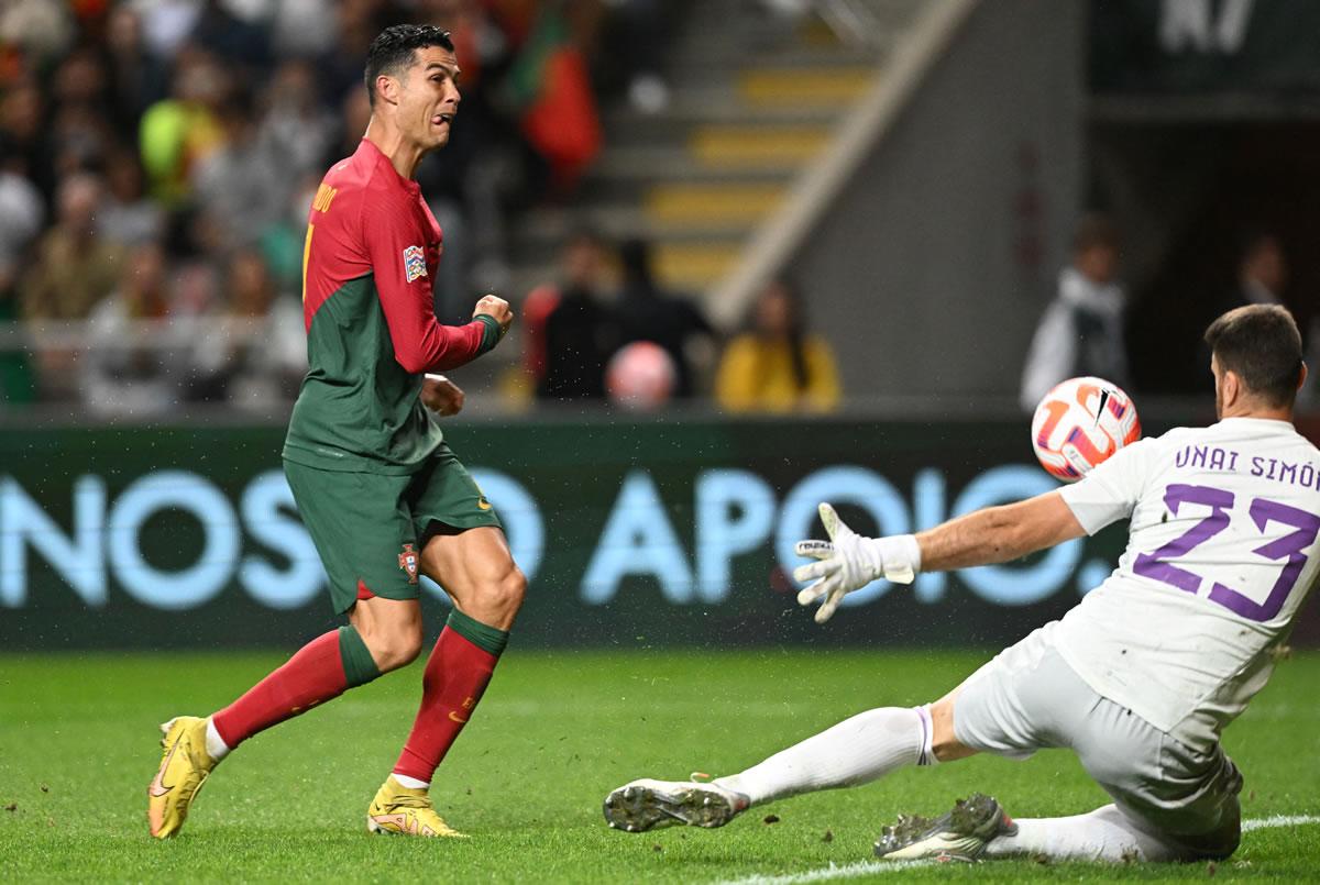 Unai Simón salvó a España en este disparo de Cristiano Ronaldo.
