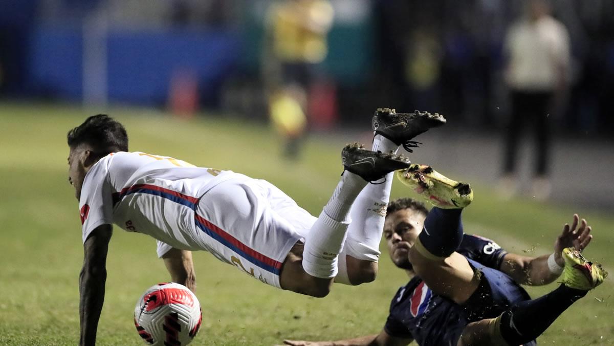 Marcelo Santos se salvó de ser expulsado tras esta violenta patada que le dio a Gabriel Araújo en los últimos minutos. Amarilla le mostró el árbitro.
