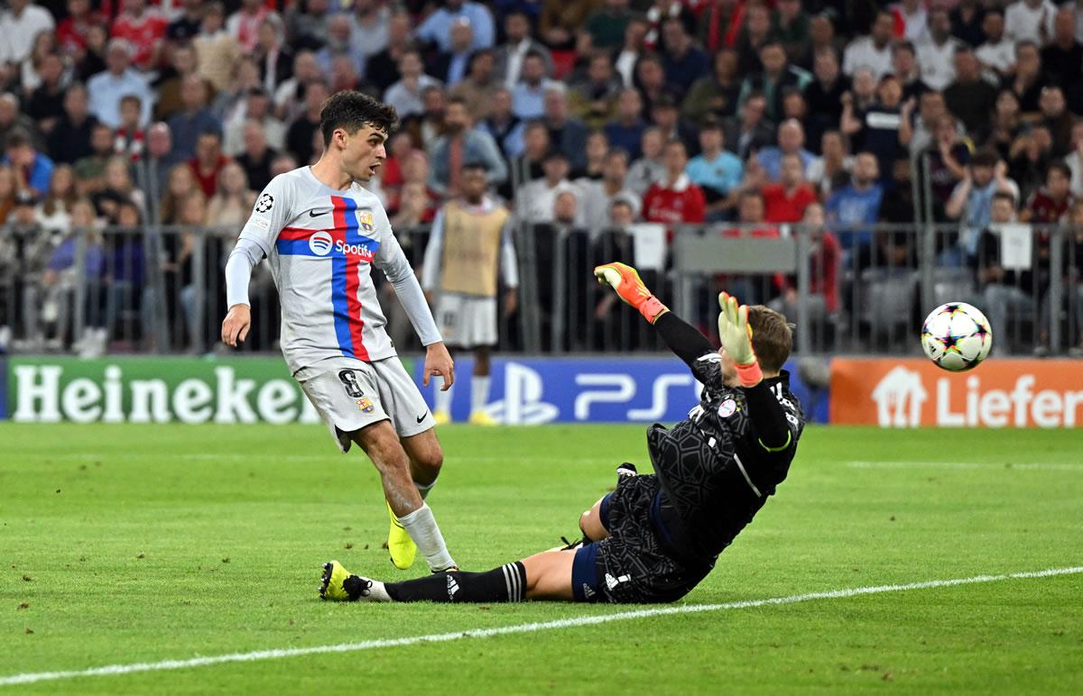 Manuel Neuer tapando un disparo de Pedri en los primeros minutos del partido.