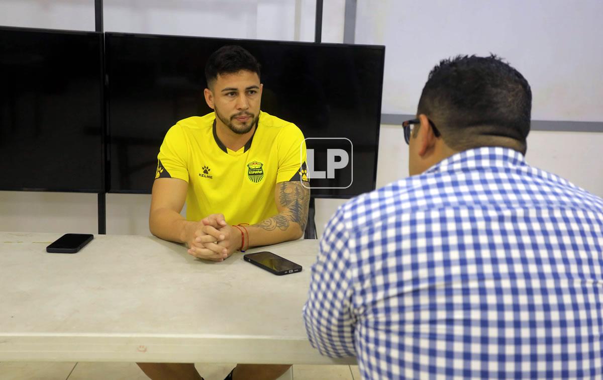 El delantero paraguayo durante la entrevista con el periodista Marvin Javier Ávila.