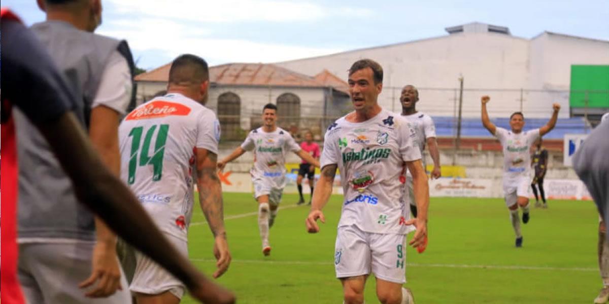 Álvaro Klusener celebrando su gol con Jorge Cardona, quien le dio la asistencia.