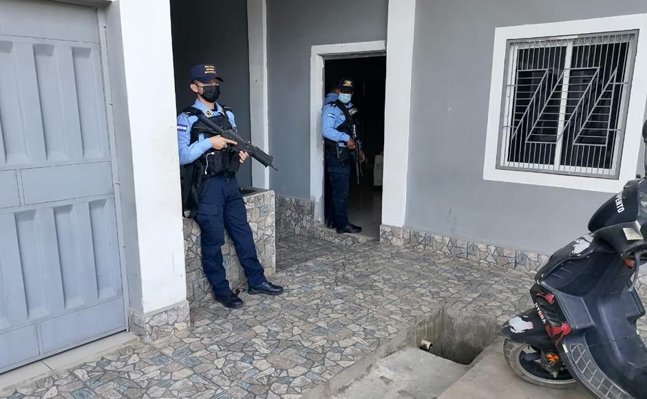 Droga enterrada incautada y detenciones infraganti efectuaron fiscales y policías en los municipios de Trojes y Danlí, departamento de El Paraíso.