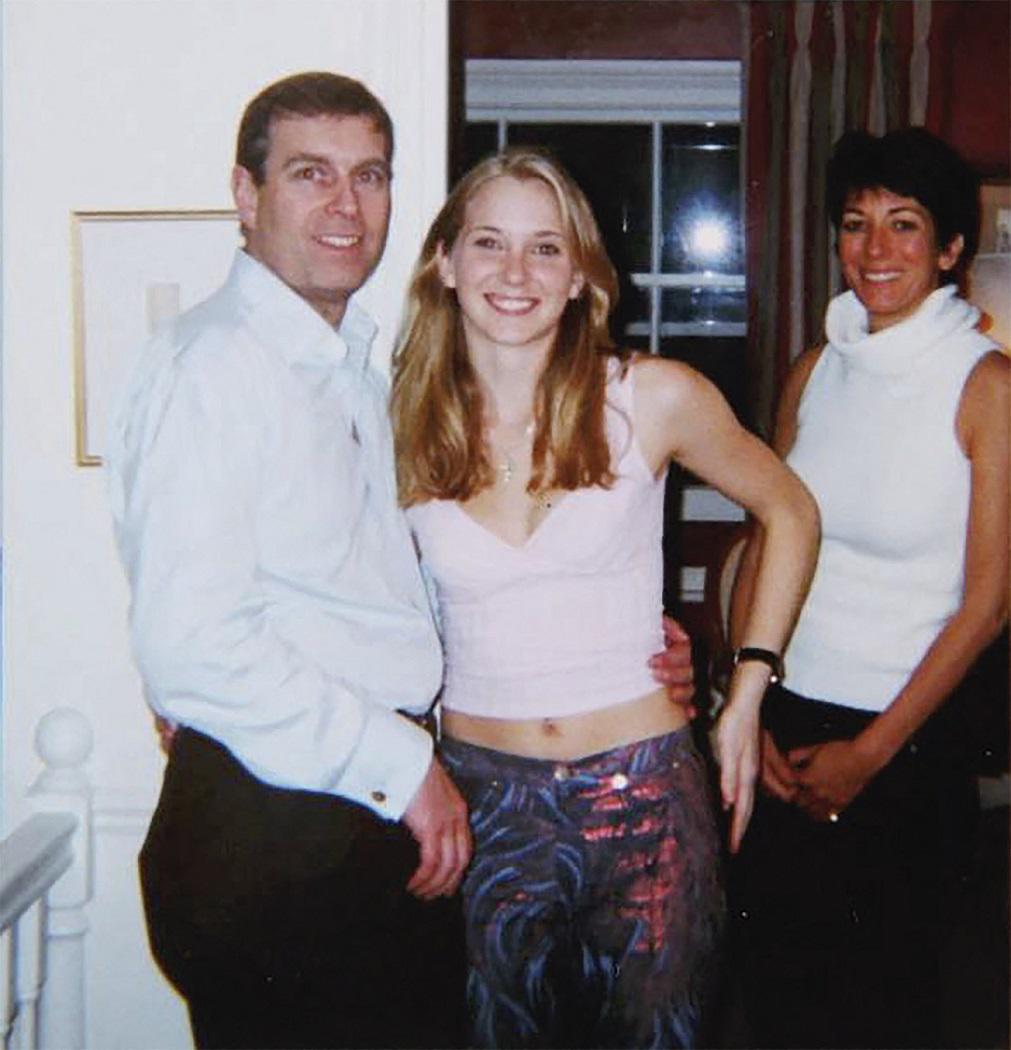 Una foto muestra (de izquierda a derecha) al Príncipe Andrew, Virginia Giuffre (quien acusa al príncipe de abuso) y Ghislaine Maxwell posando para una foto.