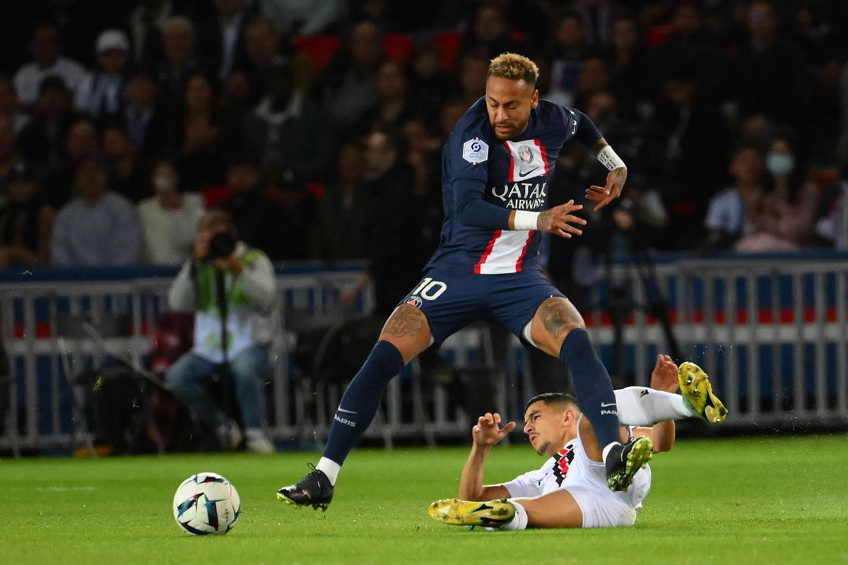 Neymar luchando por el balón con un jugador del Niza.