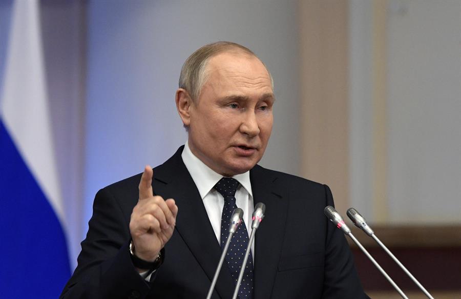 El papa dijo que ya pidió reunirse con Putin, pero no ha recibido respuesta del Kremlin. Fotografía: EFE