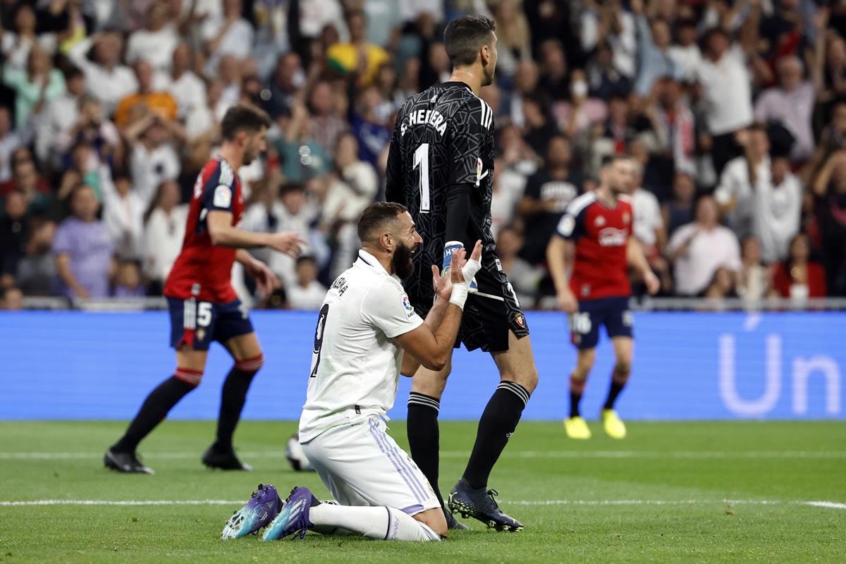 Karim Benzema protesta la jugada que ha significado el penal a favor del equipo blanco.
