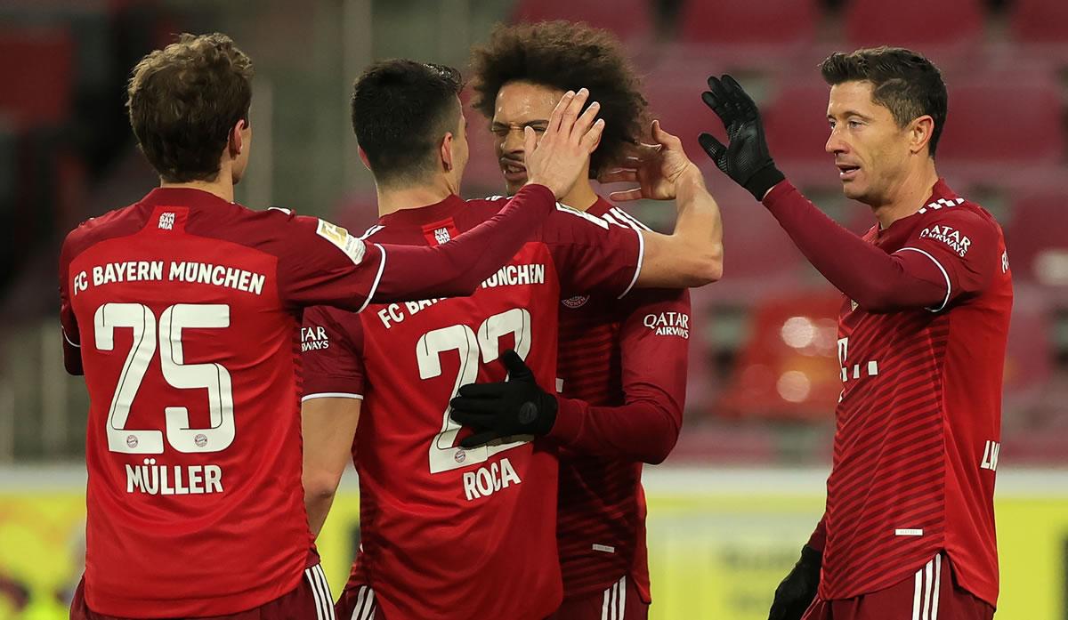 Lewandowski es felicitado por sus compañeros tras uno de sus goles ante el Colonia.