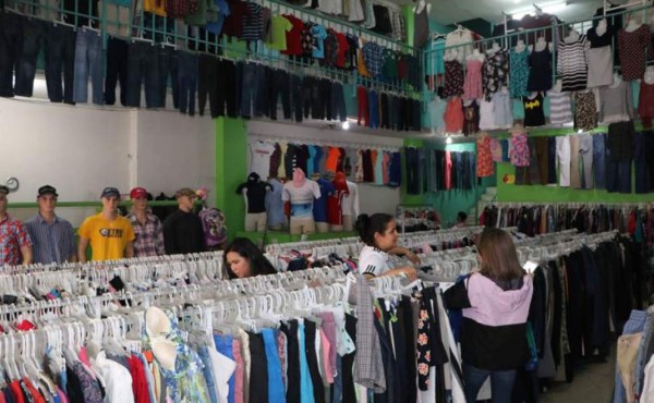 Ropa usada, aliada de hondureños para estrenar en fiestas navideñas -  Diario La Prensa