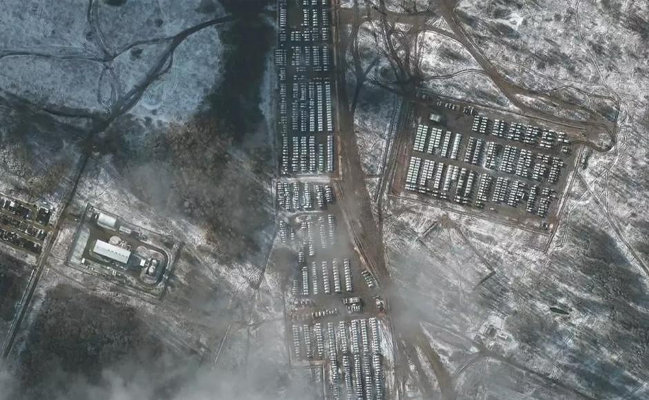 Imágenes captadas desde un satelite, muestra movimientos militares de Rusia.