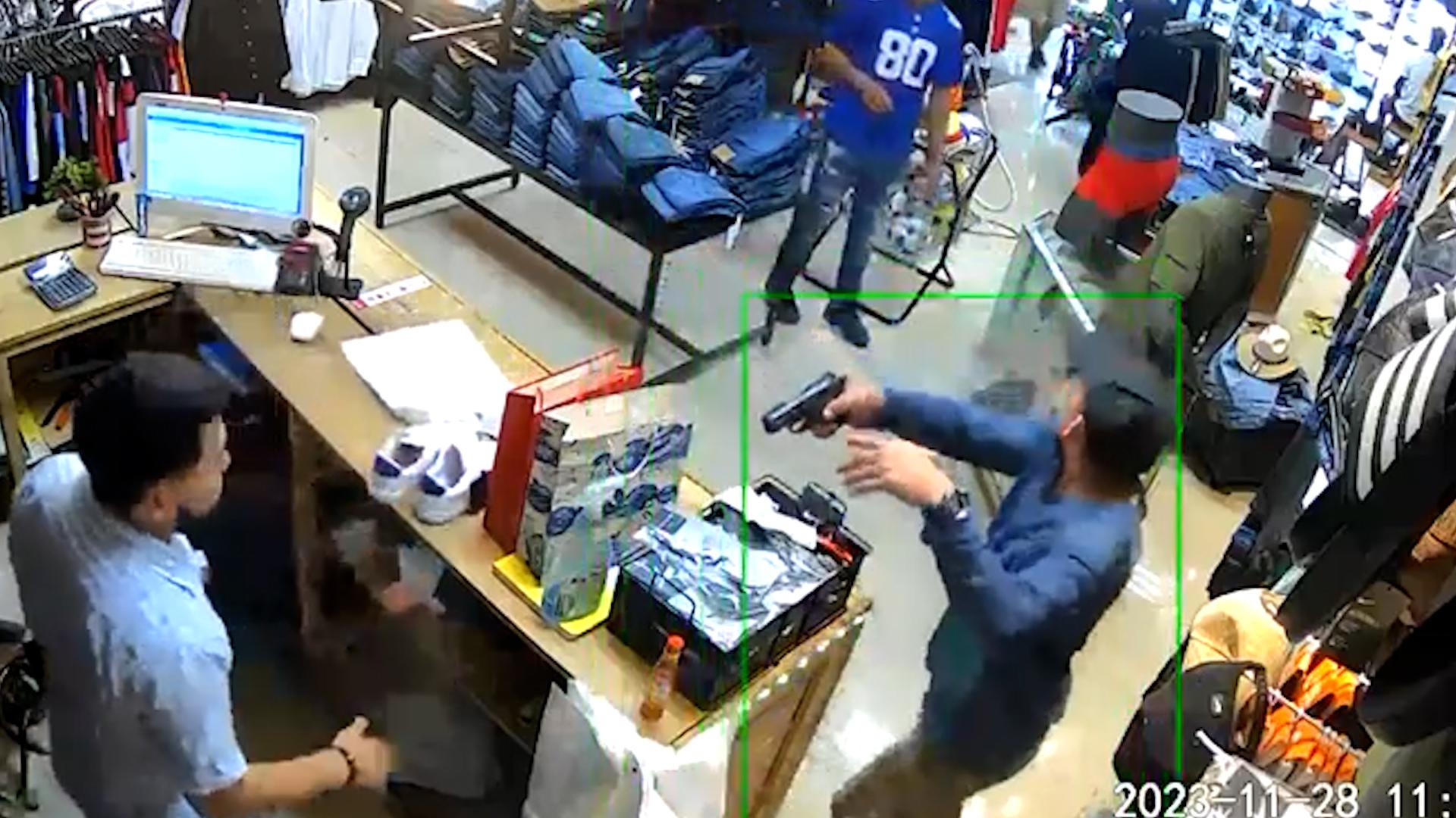 Video: A plena luz del día asaltan tienda en Puerto Cortés